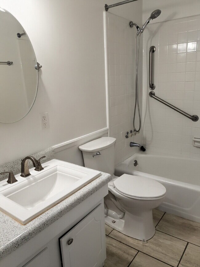 Building Photo - One bedroom opportunity in Five Points!