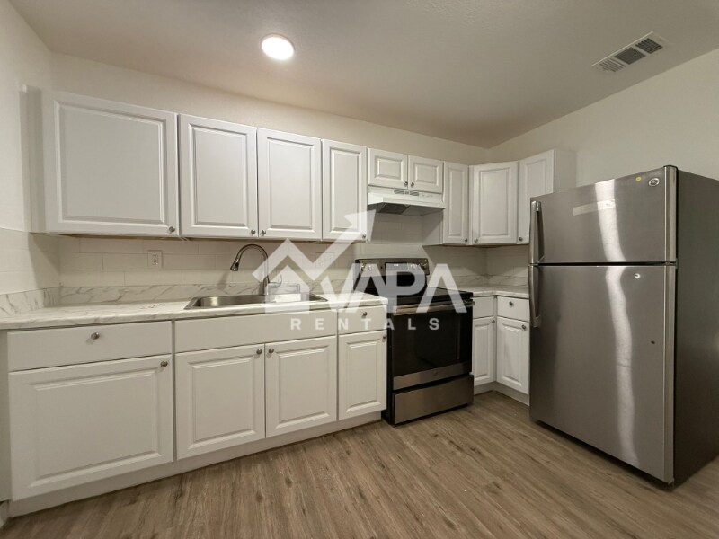 Building Photo - 4847 Featherock Dr