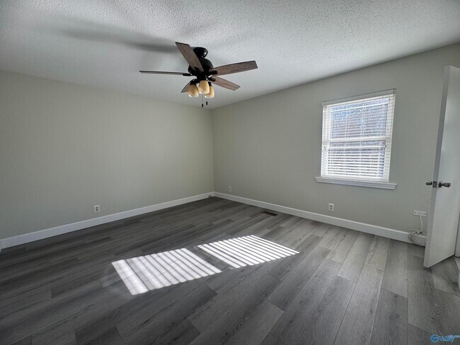 Building Photo - 9904 Willow Cove Rd SE