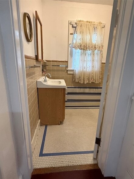 Building Photo - 18 Esther Ave