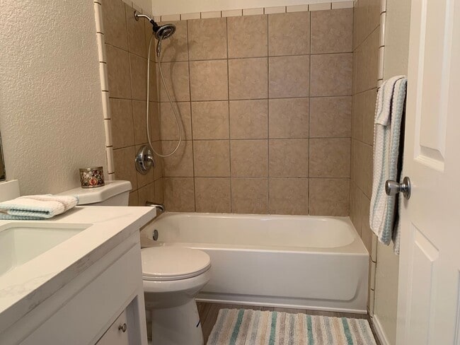 Building Photo - 3 Bed 2 bath House in City of Tehachapi!