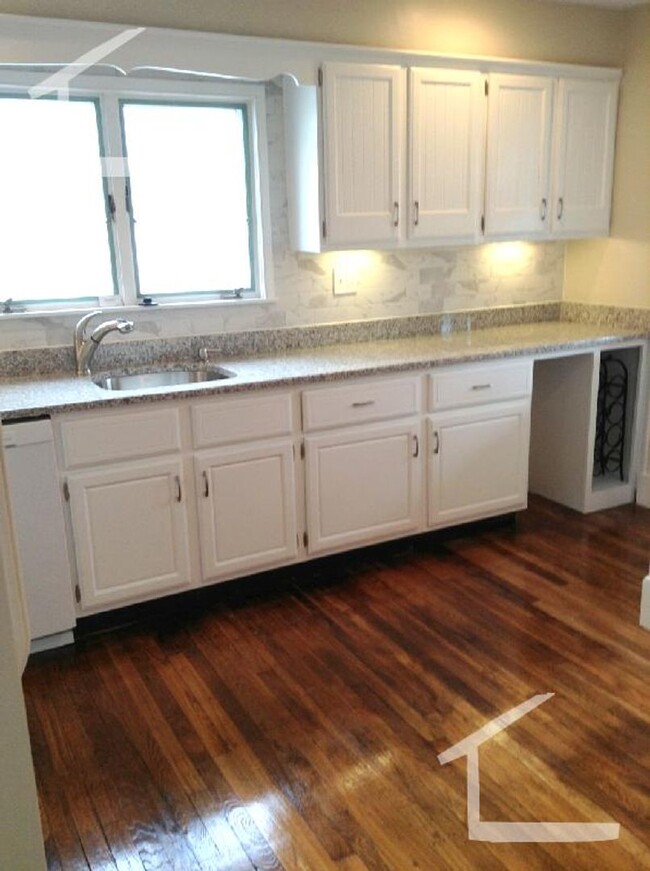 Building Photo - Renovated Duplex 3 bed unit, Free Laundry,...