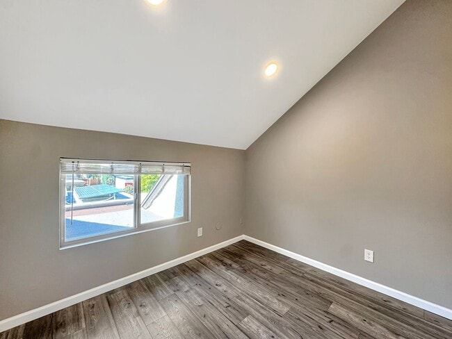 Building Photo - Beautiful 4B 2BA Home w/ AC, W/D, & Solar Panels!