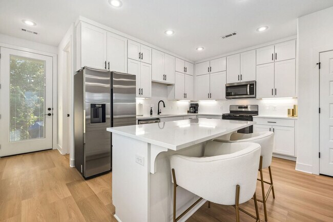 Building Photo - 1324 Van Buren Ave