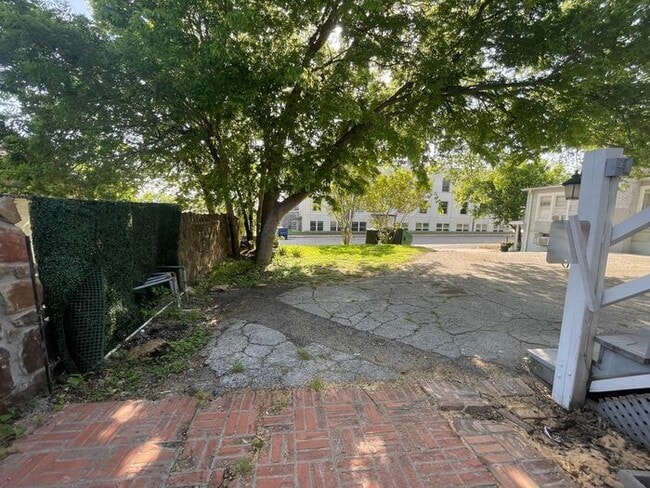 Building Photo - Cozy 1 Bedroom 1 Bath Downstairs Unit Read...