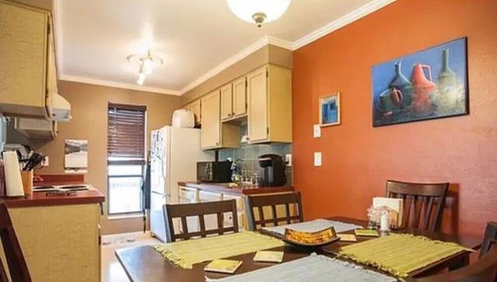 Kitchen - 665 Manhattan Dr