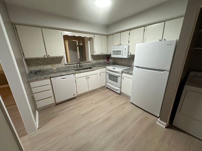 Building Photo - Now available!! – 672 W Front St, Unit C, ...