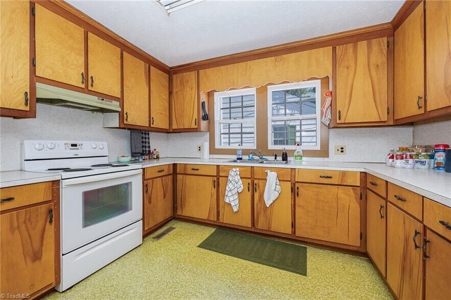 Building Photo - 1668 Old US Highway 52