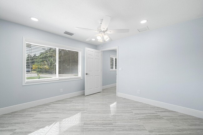 Building Photo - 611 Davis Rd