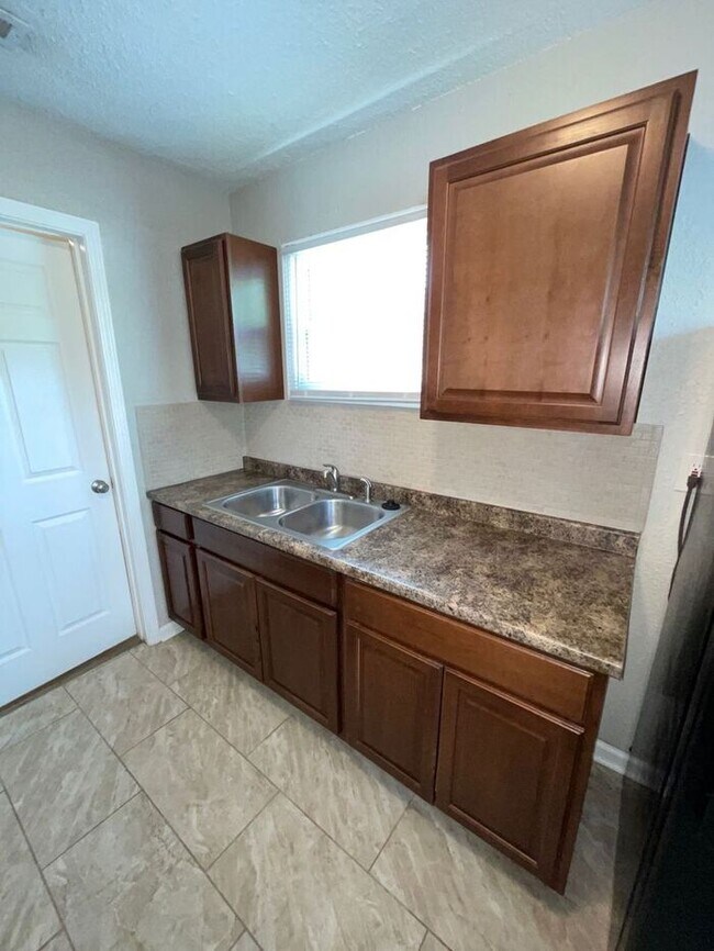 Building Photo - Adorable Updated 1 Bed with 1 Bathroom Rem...