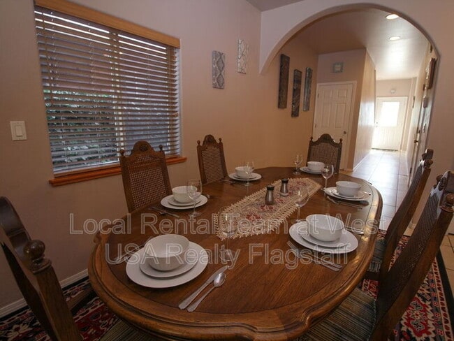 Building Photo - 2325 N East St