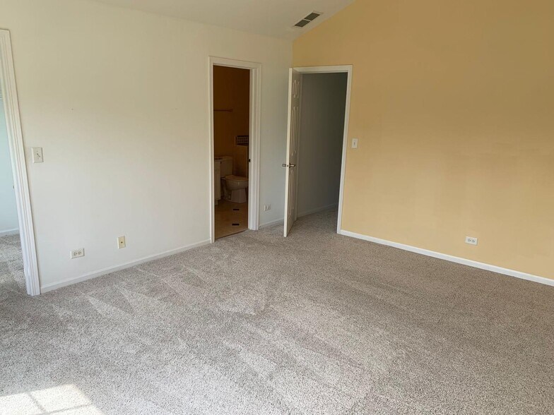 master bed - 364 Buckingham Ct