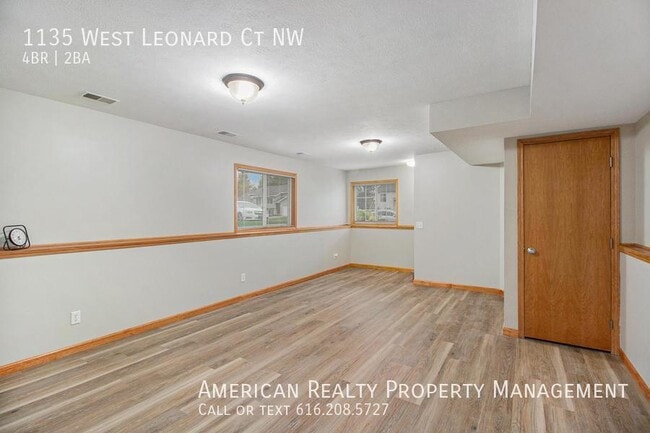 Building Photo - 1135 W Leonard Ct