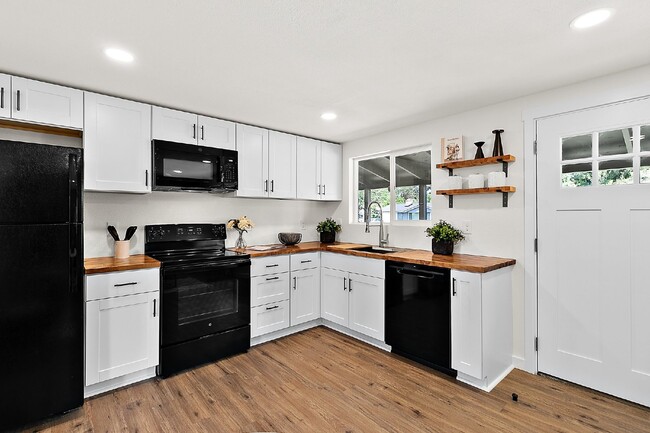Building Photo - Newly Remodeled 1-Bedroom Duplex Unit with...