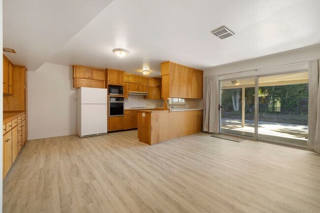Building Photo - Reburbished 3bd/2ba, 2,275 sq ft home in C...