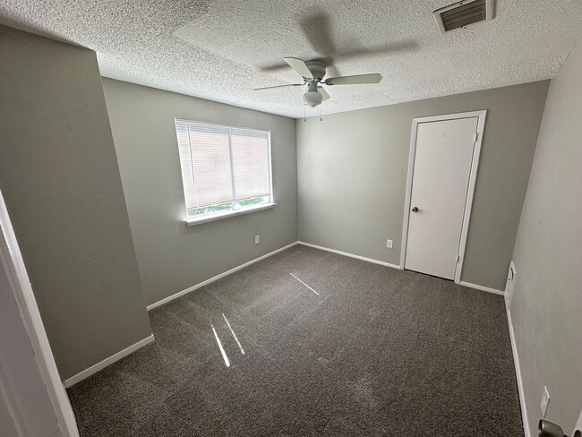 Building Photo - Gorgeous 4bd 2ba on Mature Lot in Prime Lo...