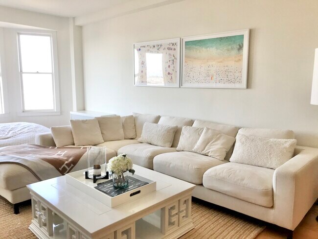 Building Photo - 1990 Green St