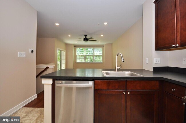 Building Photo - 137-A Equestrian Row Unit