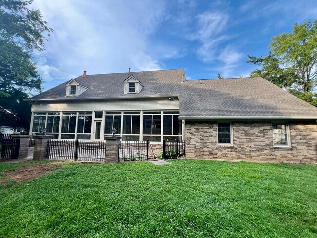 Building Photo - 1302 Honeywood Pl