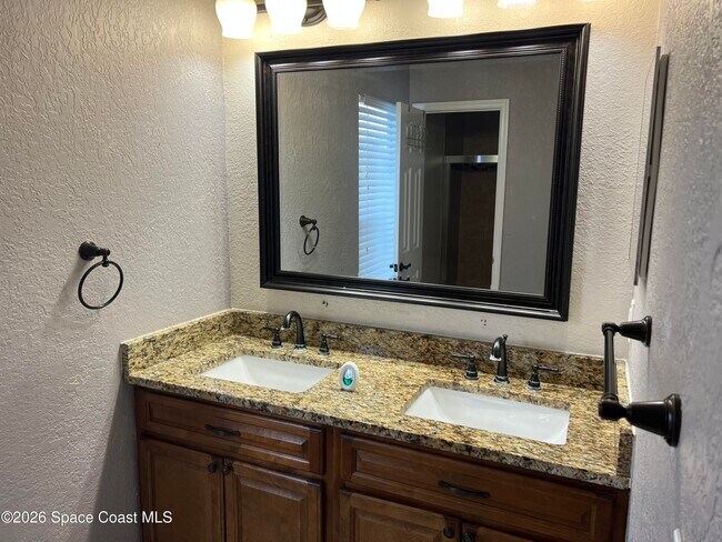 Building Photo - 1721 Las Palmos Dr