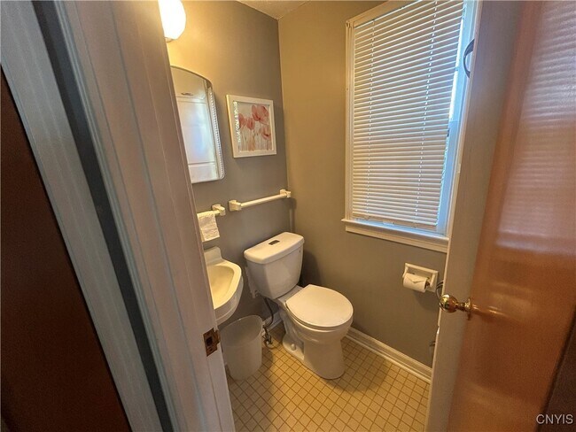 Building Photo - 805 4th St