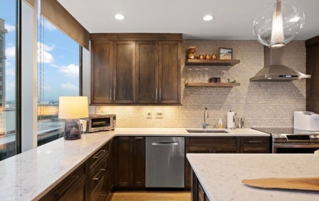 Building Photo - Centerpointe- Urban luxury living!!