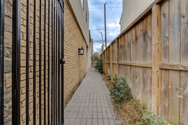 Building Photo - 2527 Potomac Dr