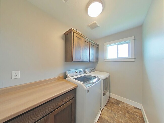 Building Photo - Stunning 3-bedroom, 2.5-bathroom condo with attached 2 stall garage!