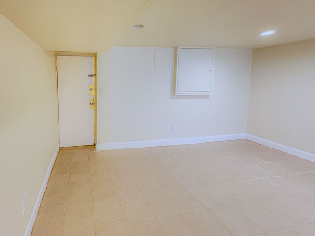 Building Photo - NEWLY RENOVATED CORNER UNIT! 2-Bedroom, 2-...