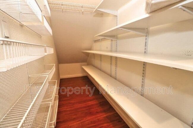 Building Photo - 217 Barnhill Dr