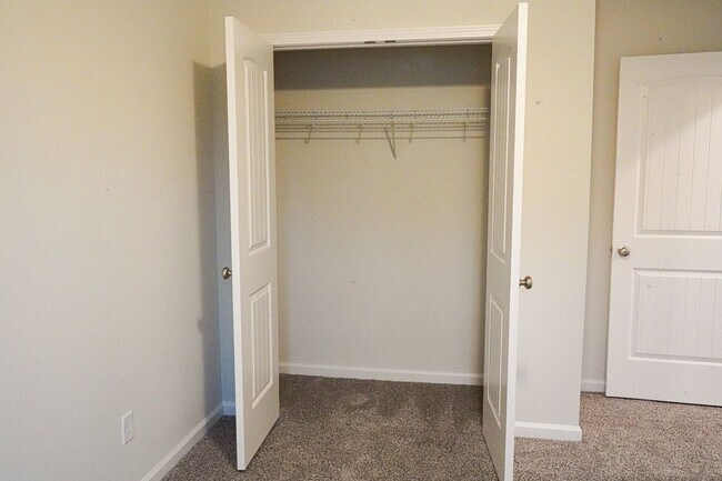 Building Photo - AVAILABLE NOW!