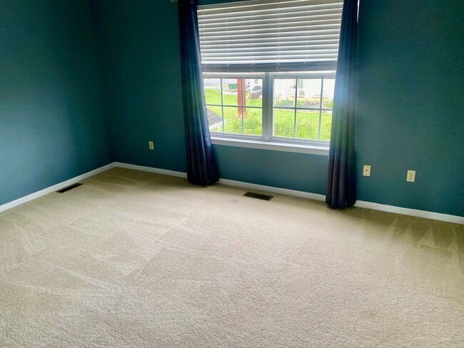 Building Photo - 3 Bedrooms - 2 Full & 1 Half Bath Townhous...