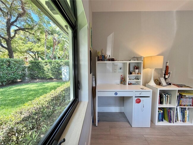 Building Photo - 815 Valencia Ave