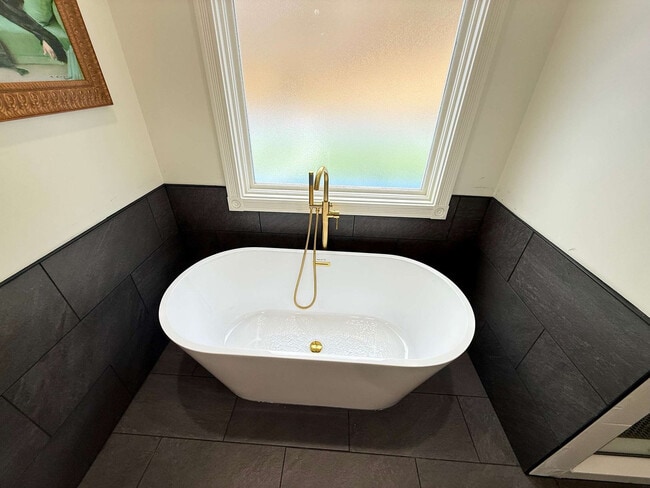 Building Photo - 33 Pinners Ln