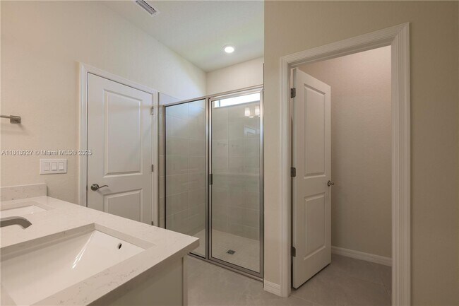 Building Photo - 12300 SW Myrtle Oak Dr