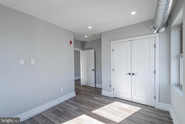 Building Photo - 526 Brown St