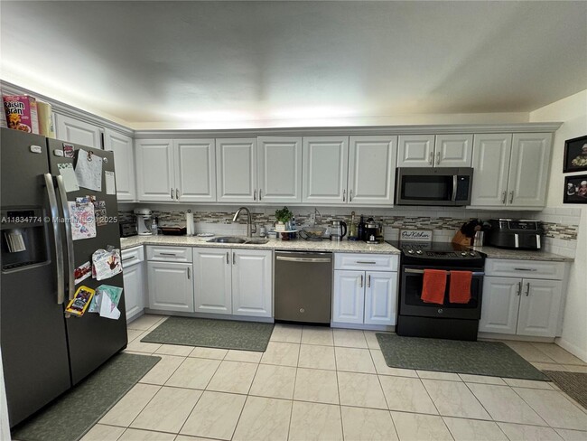 Building Photo - 573 Racquet Club Rd