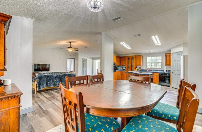 Building Photo - 6651 SE Co Rd 337