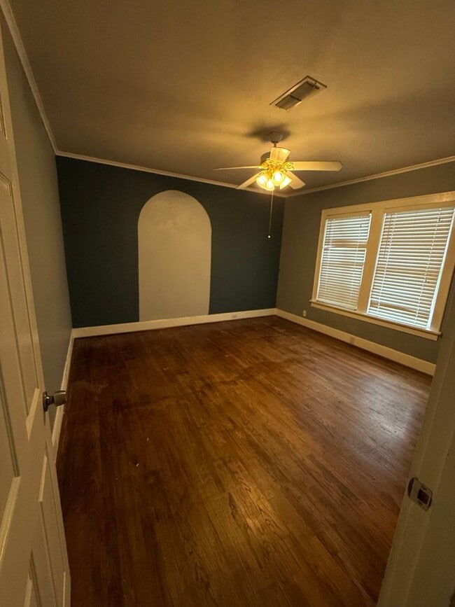 Building Photo - Charming South Highlands Home with Multiple Living Areas