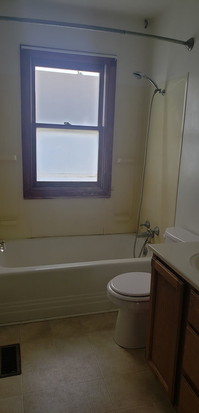 Building Photo - 33 W 5th St S