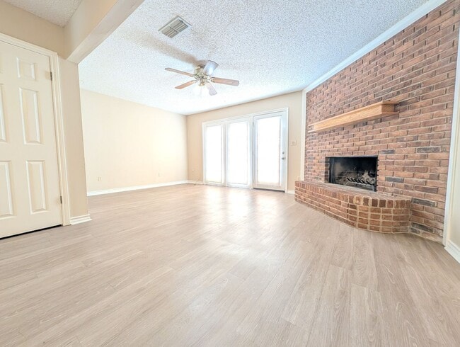 Building Photo - 2 Bedroom PG Townhome Now Available