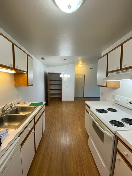 Building Photo - 7483 Crosscreek Dr