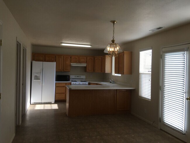 Building Photo - Spacious Home in New Harmony