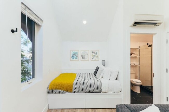 Building Photo - 1058 18th St