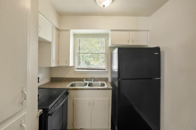 Building Photo - 5415 3 Rd St