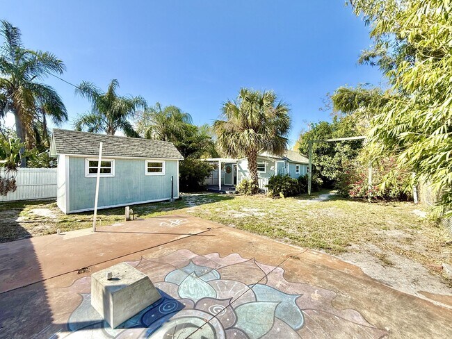 Building Photo - 713 Smith St