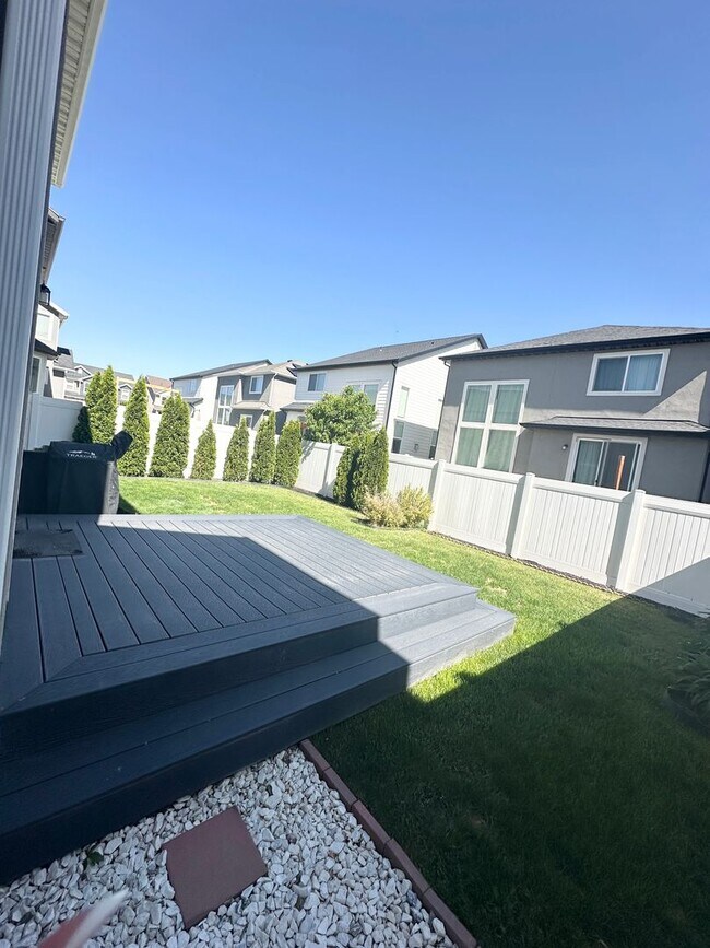 Building Photo - 4 bedroom/4 bathroom Home in Bluffdale