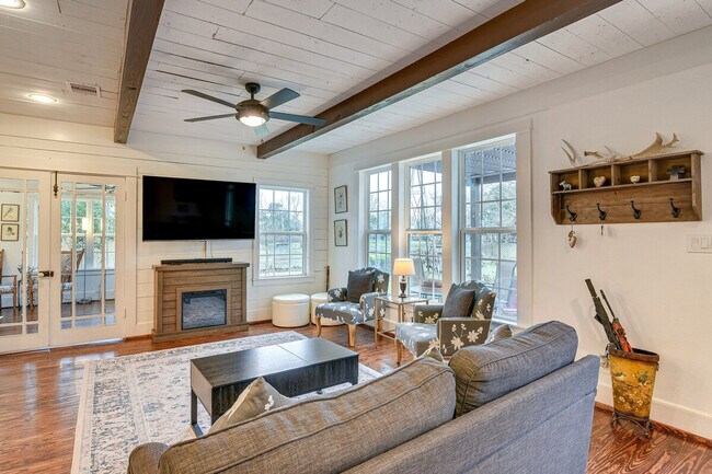 Building Photo - 5313 Palm Dr