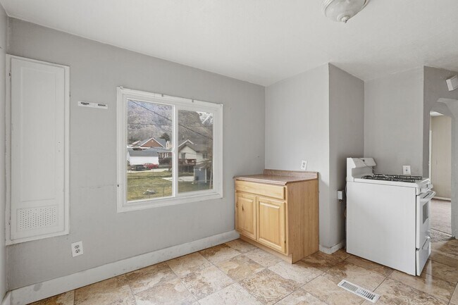 Building Photo - Swan Street Triplex