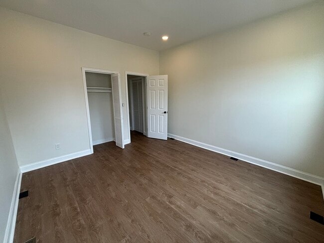 Building Photo - Rehabbed 4 bedroom Townhome